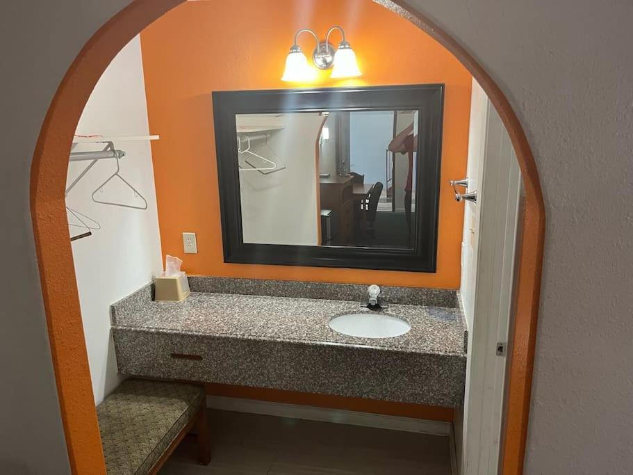 Hotel 2 Double Bed Studio 109 & Hot Tub ليفينغستن المظهر الخارجي الصورة